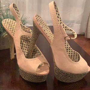 Jessica Simpson pumps